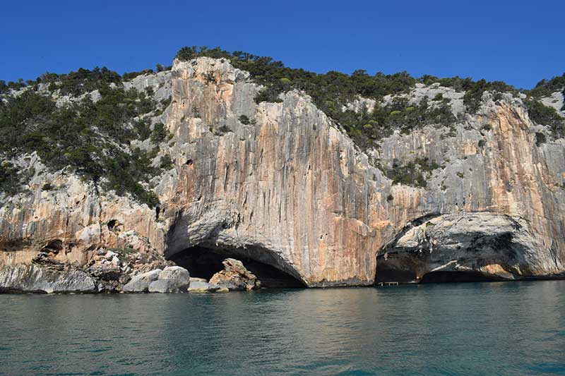 L'ingresso delle Grotte del Bue Marino viste dal mare